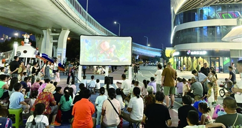 社区居民一起观看动画电影《熊出没·重启未来》